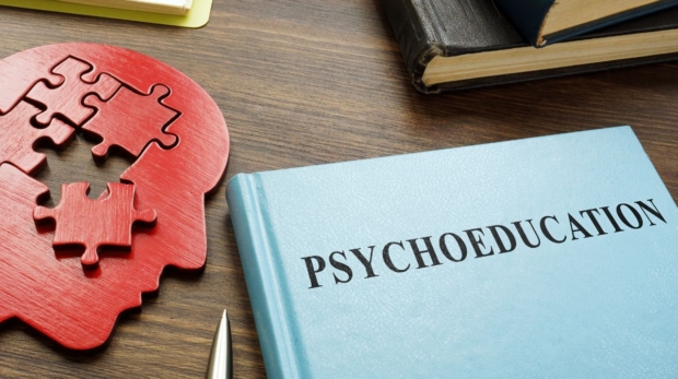 Zrozumienie psychoedukacji: Jak wiedza o psychologii pomaga w codziennym życiu