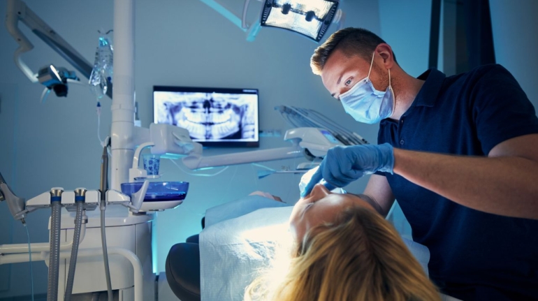 Chirurgia dentystyczna w gabinecie Szałwińscy: Innowacyjne rozwiązania dla zdrowego uśmiechu