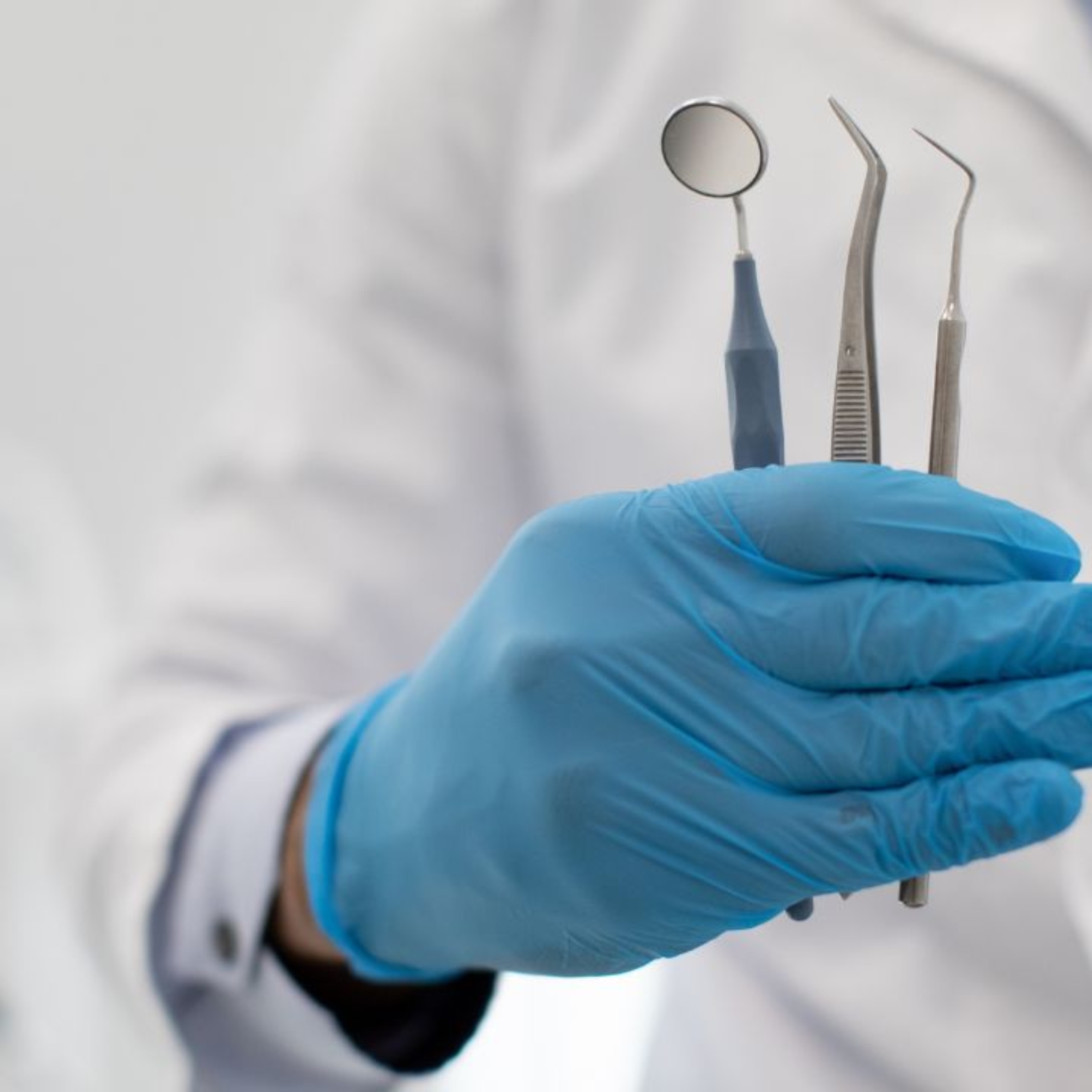 Periodontologia w praktyce: Jak nowoczesne metody leczenia mogą ratować Twoje dziąsła i zęby