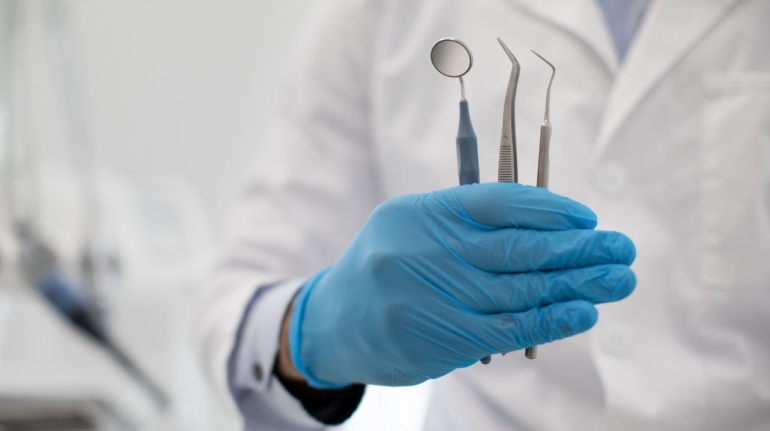Periodontologia w praktyce: Jak nowoczesne metody leczenia mogą ratować Twoje dziąsła i zęby