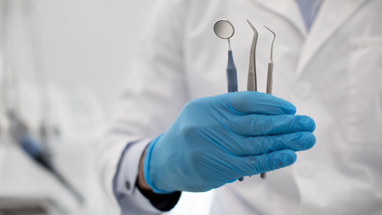 Periodontologia w praktyce: Jak nowoczesne metody leczenia mogą ratować Twoje dziąsła i zęby