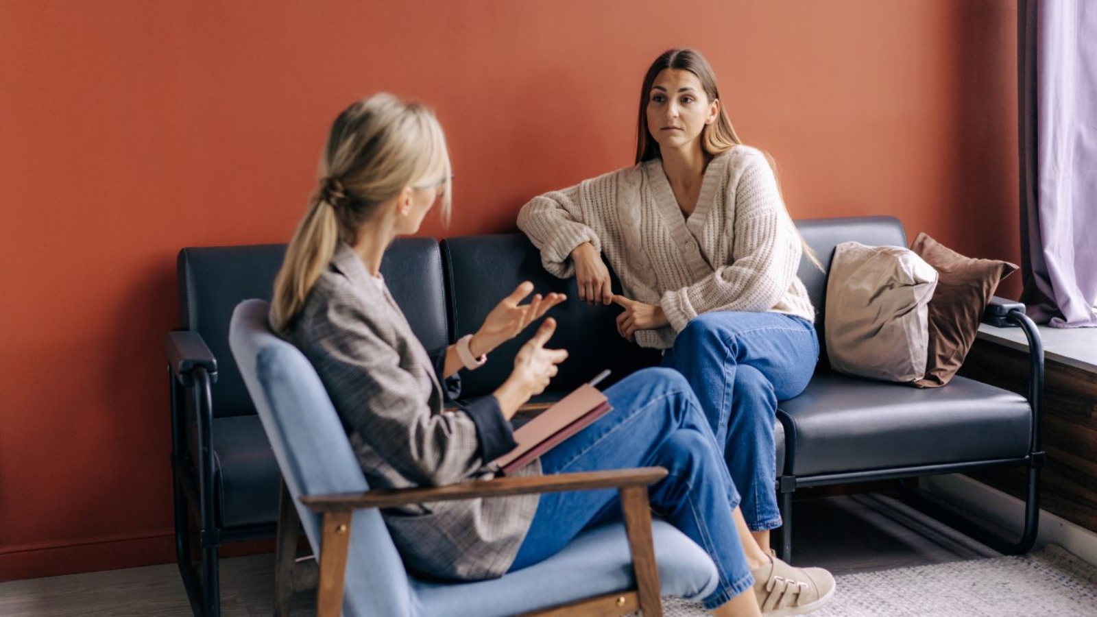 Psychoterapia jako droga do lepszego ja: korzyści z regularnych sesji