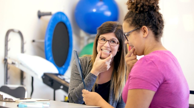 Dlaczego logopedia jest ważnym elementem terapii dla osób z trudnościami mową?