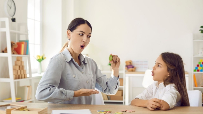 Dlaczego wczesna interwencja logopedyczna jest kluczowa dla rozwoju mowy u dzieci?