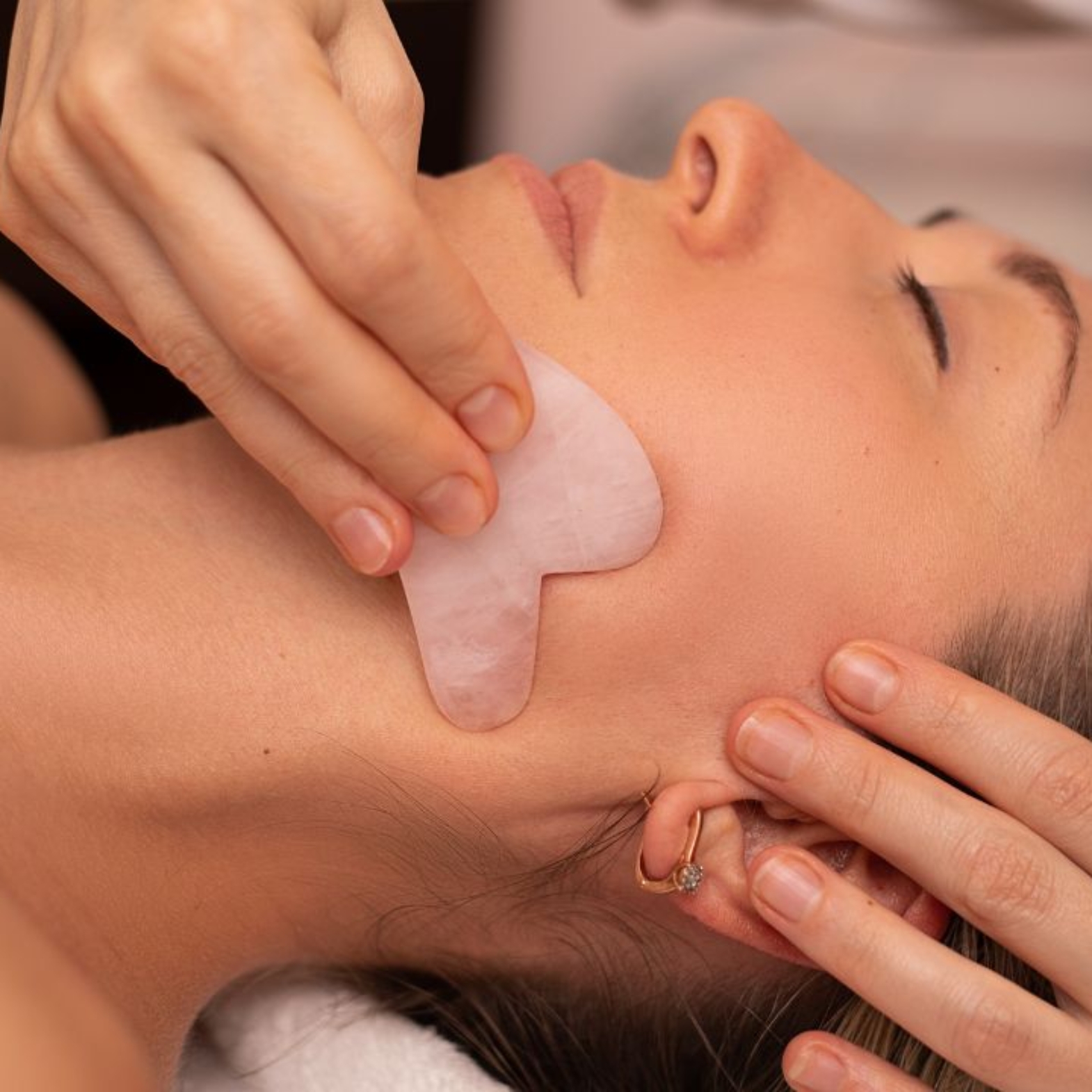Bańki og­nio­we i gua sha – kiedy je stosujemy i jakie są efekty?