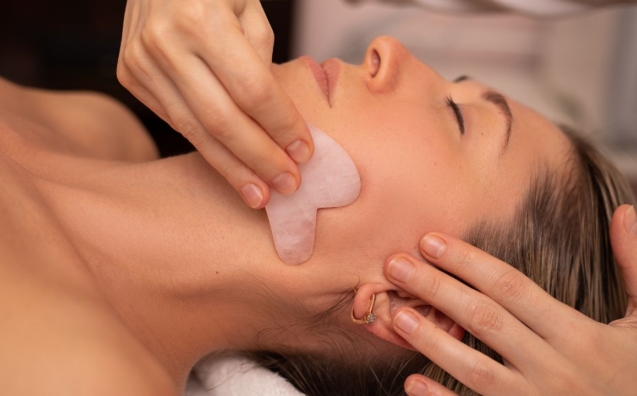 Bańki og­nio­we i gua sha – kiedy je stosujemy i jakie są efekty?