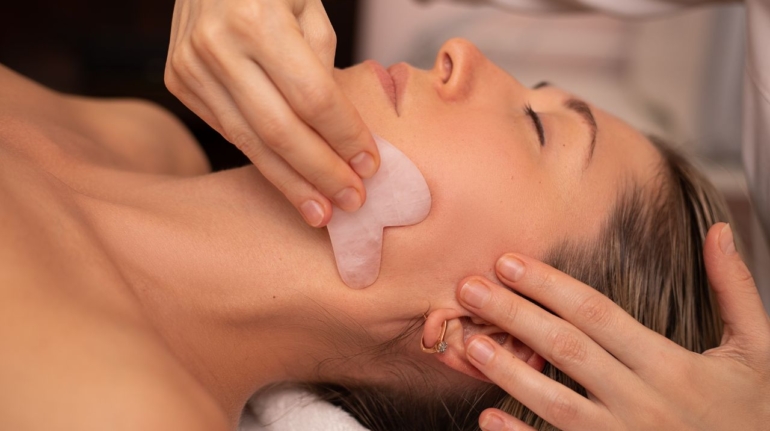 Bańki og­nio­we i gua sha – kiedy je stosujemy i jakie są efekty?