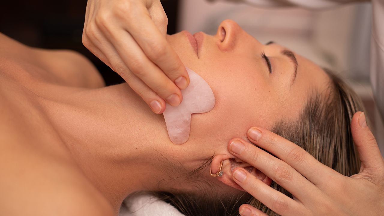 Bańki og­nio­we i gua sha – kiedy je stosujemy i jakie są efekty?