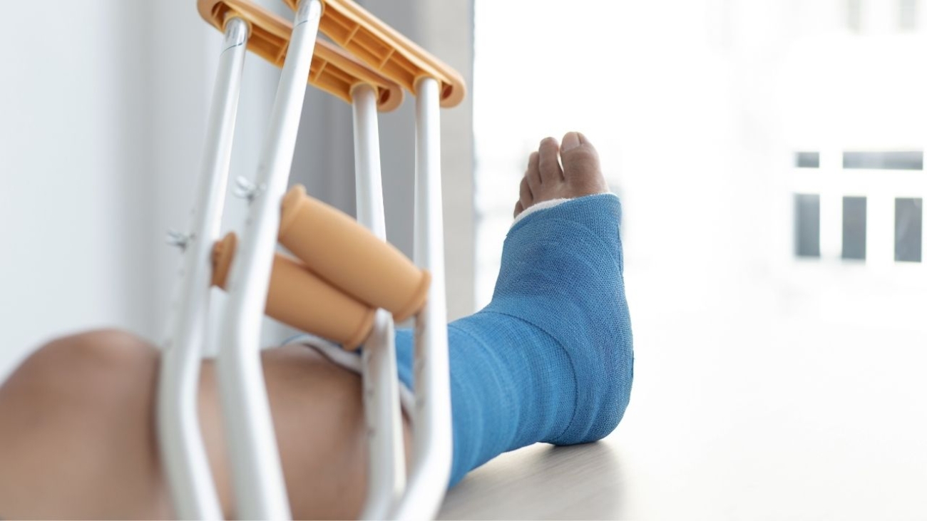 Złamanie kończyny dolnej – etapy rehabilitacji w domu z pomocą fizjoterapeuty