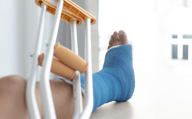Złamanie kończyny dolnej – etapy rehabilitacji w domu z pomocą fizjoterapeuty