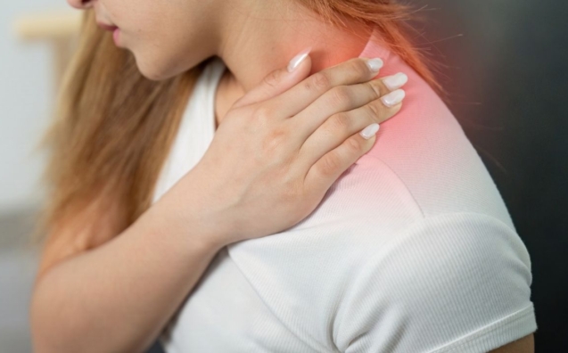 Ból barku: najczęstsze przyczyny (stożek rotatorów, impingement, zamrożony bark)